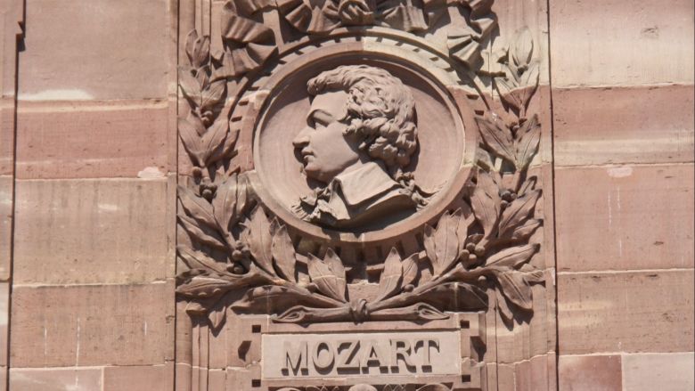 Le médaillon de Mozart, sur la façade de l'Aubette, place Kléber. / © Office de tourisme de Strasbourg.