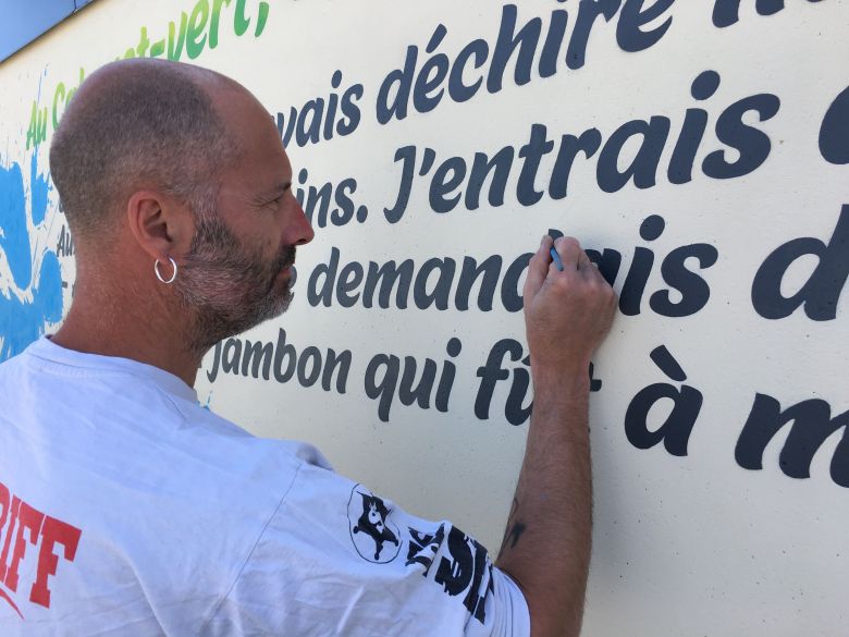 Les mots se mêlent à la peinture dans les fresques de L8zon. Un extrait du poème "Au Cabaret-vert" de Rimbaud. / © Daniel Samulczyk/France Télévisions