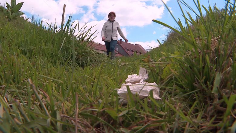 Anne-Sophie Campello retrouve quotidiennement des déchets laissés par les promeneurs sur ses parcelles. / © Bernard Stemmer / France Télévisions