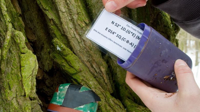 Une "cache" de geocaching, trouvée en forêt. Le geocaching est une discipline qui mêle chasse au trésor au GPS et course d'orientation. / © Patrick Pleul / MaxPPP