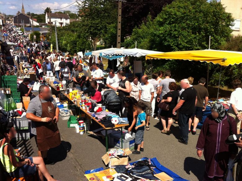 La mise à jour du calendrier des prochaine brocantes et vide-grenier est disponible sur Internet / © Daniel Samulczyk / France Télévisions