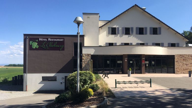L'hôtel "Le Cleebourg" est ouvert mais le restaurant est fermé