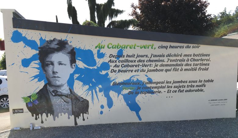 Quelques vers du poème "Au Cabaret-vert" de Rimbaud, en exposition pour de longues années dans le centre-ville de Saint-Laurent / © Daniel Samulczyk/France Télévisions