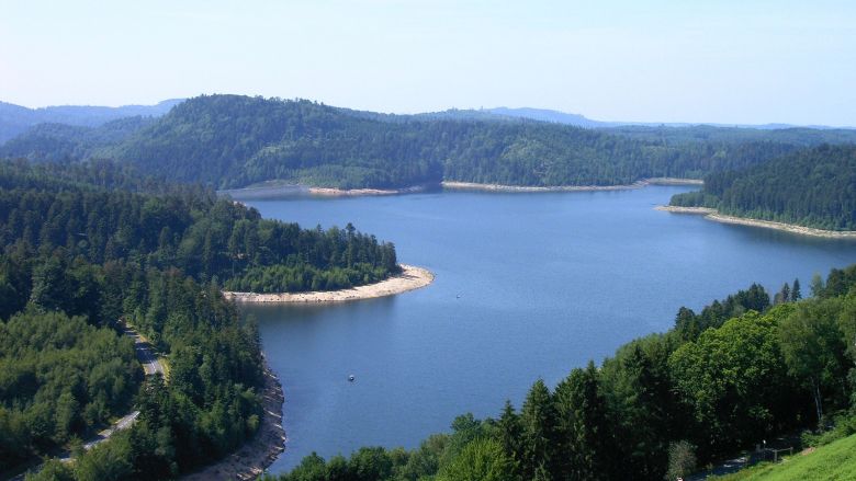 Le lac de Pierre-Percée et sa forme si particulière. / © Maison du tourisme du pays lunévillois.