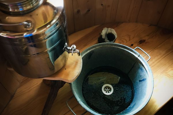 La réserve d'eau pour la vaisselle et la toilette