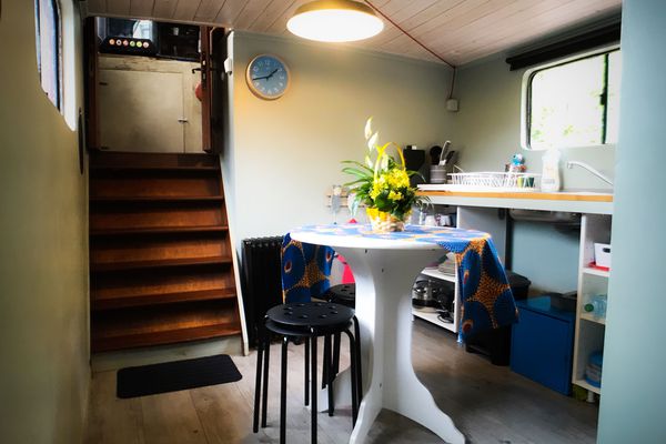 La cuisine installée dans l'ancienne cabine du marinier