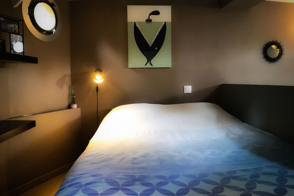 La chambre peut accueillir deux adultes et deux enfants en bas âge