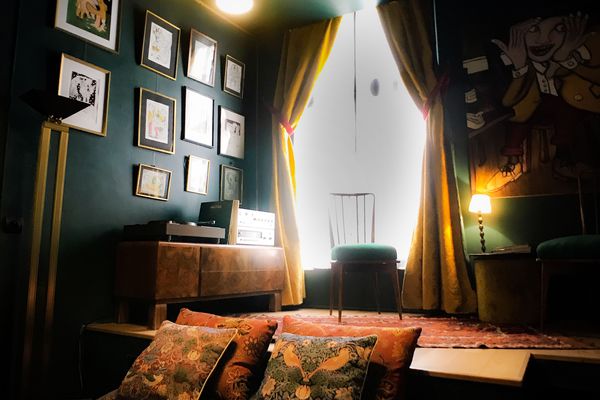 Aux murs de la galerie-gîte une trentaine d'oeuvres du peintre messin, toutes à vendre