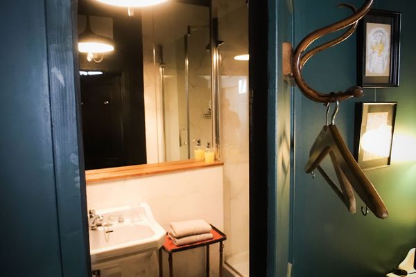 Tout le mobilier a été chiné par le peintre et son épouse