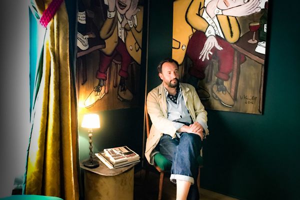 Vadim Korniloff au milieu de ses toiles