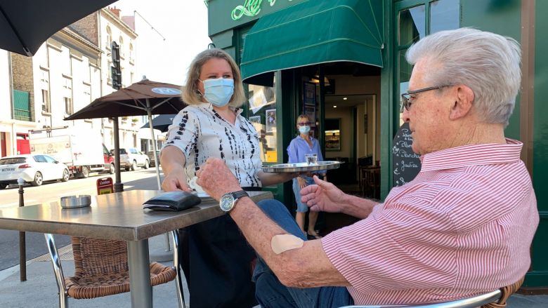 Service en terrasse avec les gestes barrières dans ce café Rémois / © Paul-Antoine Boudet/France Télévisions