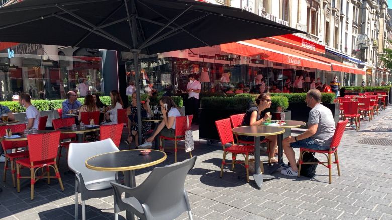 Soleil et clients pour ce premier jour d'ouverture des restaurants / © Paul-Antoine Boudet/France Télévisions