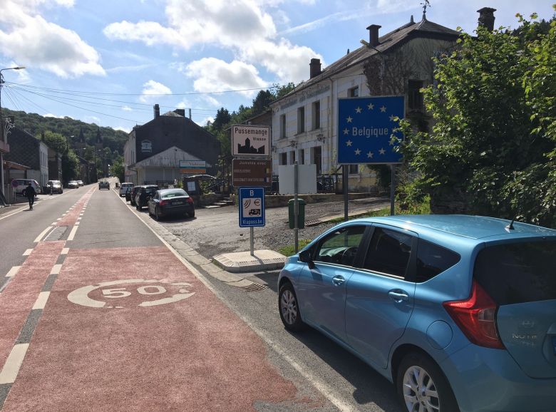 L'économie des commerces de Pussemange (Belgique) repose sur le passage des frontaliers. / © Sébastien Valente / France Télévisions 