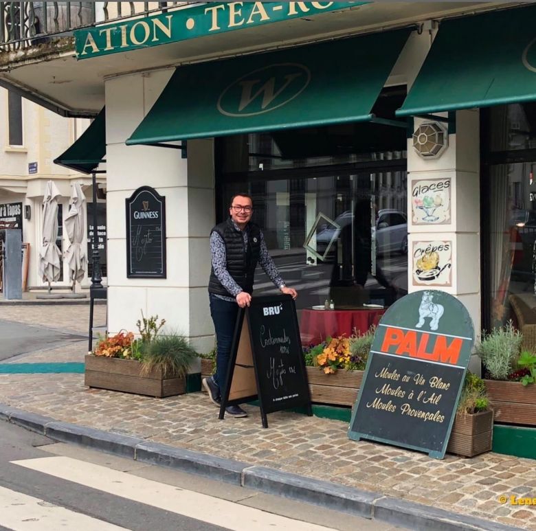 Elisio Gaspar, devant son restaurant le "Windsor". / © Document remis