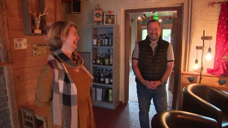 Christelle et Frédéric Mentzinger dans leur hôtel / © Vincent Roy / France Télévisions