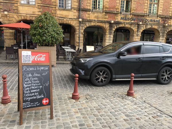 Pendant dix mois sur douze les automobilistes passent à quelques mètres des terrasses de la place Ducale, avec une pause durant l'été.