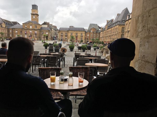 La nouvelle vue dégagée proposée désormais aux promeneurs du centre-ville, la place Ducale rendue aux touristes et aux carolomacériens