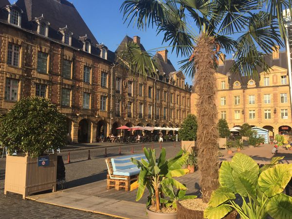 Pendant l'installation de Plage-Ducale, les voitures disparaissent, les rues se ferment et les vacanciers profitent des lieux