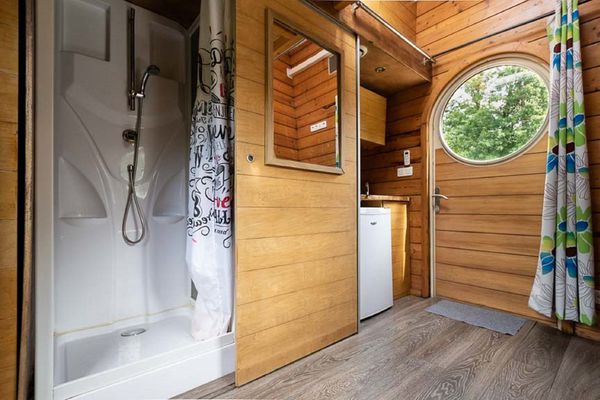 Un ingénieux coin cuisine et douche dans le carré d'étoile