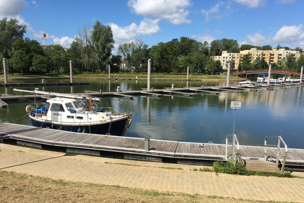 Seuls au monde, en plein centre-ville, c'est le paradoxe des touristes de passage en bateaux en ce début d'été à Charleville-Mézières
