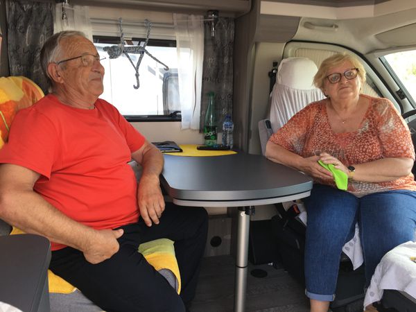Entre le camping , le port, la piscine et la base nautique, le Mont Olympe tente de séduire les touristes de passage