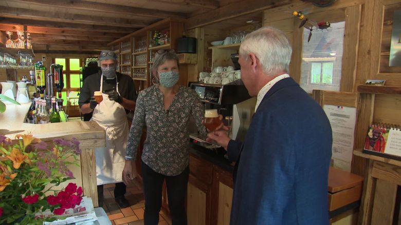 Apéritif masqué à l'auberge du lac / © Vincent Roy / France Télévisions