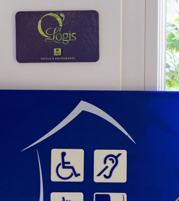 Le label tourisme et handicap est plus exigeant dans son attribution que la loi 2005 pour l'égalité des droits et des chances, la participation et la citoyenneté des personnes handicapées