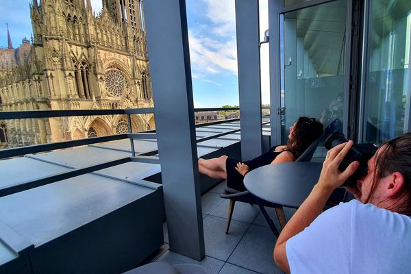 Le photographe Jordan Sapally et son modèle, Mylène Bourga, en pleine séance photo à l'hôtel de La Caserne Chanzy. Les chambres du 5e étage donnent sur la cathédrale de Reims.