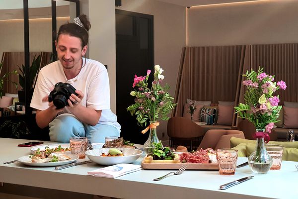 Le photographe Jordan Sapally travaille sur les plats du restaurant "La Grande Georgette" à Reims afin de fournir à l'établissement du contenu enrichi pour ses réseaux sociaux.