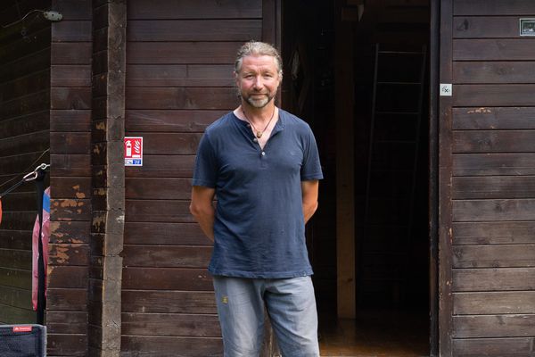 Emmanuel Crametz devant la Cab'âne, en référence à son autre métier : éleveur d'ânes