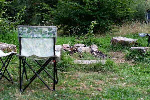 Un petit coin barbecue 100% nature, à côté de la Cab'âne, dans les Ardennes