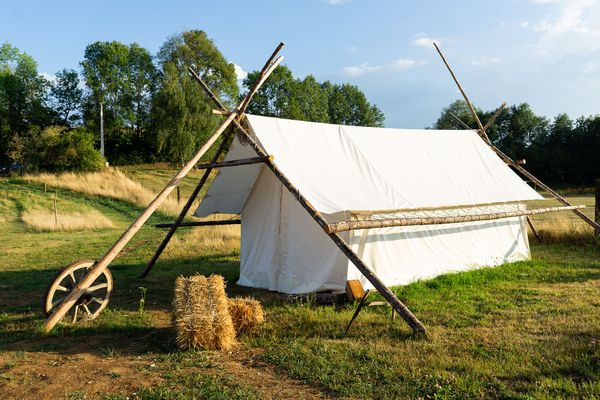 La tente trappeur a été conçue pour trois personnes, avec un plancher en bois, de quoi supporter la météo capricieuse