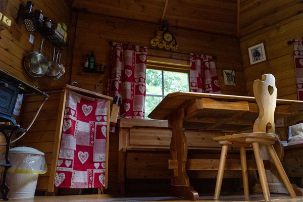 La Cab'âne est quasi exclusivement décorée avec du matériel de récupération, sauf pour les lampes à pétrole et les lampes solaires
