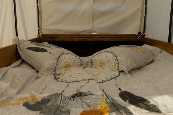 L'intérieur d'un charriot, ambiance western et grosse couette pour les nuits fraîches