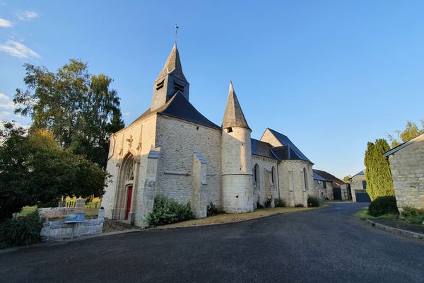 C'est sur la place de l'église fortifiée Saint-Martin, à Prez, que Stéphane donne rendez-vous à ses clients. L'occasion d'établir un premier contact