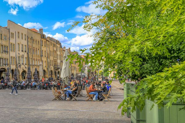 La ville de Metz compte 250 terrasses, ici celles de la place Saint Louis