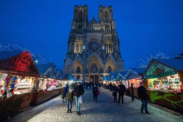Les chalets sont habituellement disposés sur le parvis de la cathédrale, en plein centre-ville