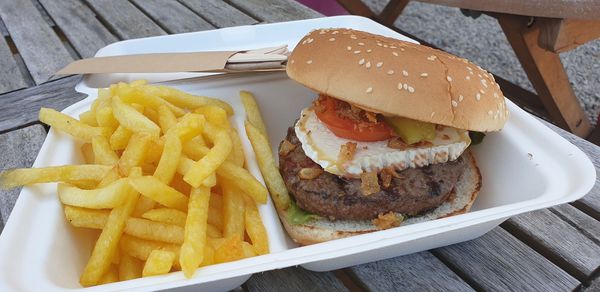 Burger au Chaource
Bun Bio au sésame, sauce burger, salade, tomate, oignons frits, cornichon, steak haché charolais, Chaource accompagné de frites