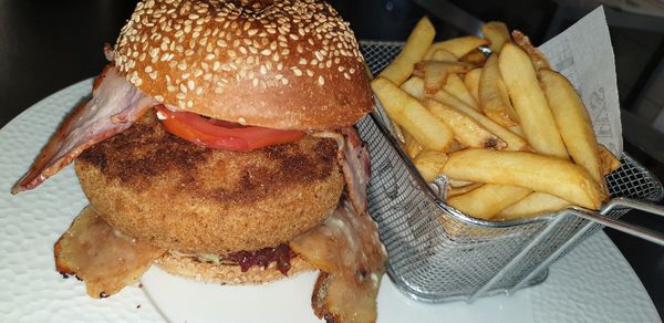 Burger savoyard
Bun bio au sésame, sauce burger, salade, tomate, oignons frits, cornichon steak haché charolais, reblochon,
galette de pomme de terre, bacon, oignons frits accompagné de frites