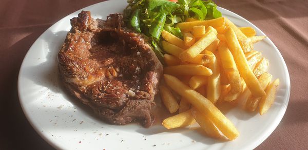 Entrecôte, crème de chaource ou nature, frites