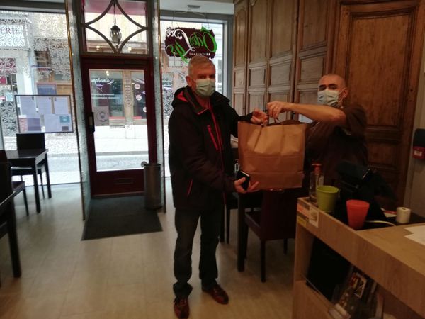 Philippe, un fidèle client vient récupérer sa commande