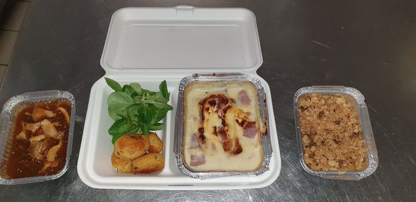 "Cassolette de pleurotes de Cussangy braisées a la bière du moulin de St Martin, jambonneau de porc gratiné au Chaource de la fromagerie de Chaource, et crumblepommes-coing, provenant des vergers privés autour de nous" précise le chef cuisinier Vincent Chevaliaras