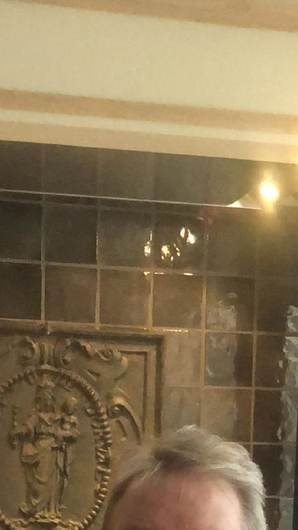 Gérard Filipucci, Président de l'Association des Commerçants et Artisans de Florenville, attablé dans sa brasserie Albert 1er fermé depuis le second confinement à la mi-octobre.