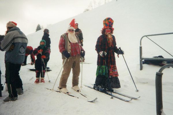Les skieurs déguisés à l'occasion de la "Fête à Jules" en 1999.