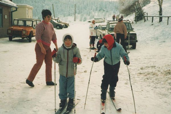 Sophie Parmentier avec sa soeur au bas des pistes, en 1986.