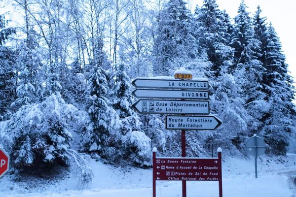 La Chapelle sous la neige dans les Ardennes