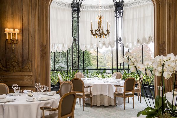 Depuis la salle du restaurant "Le Parc", on peut apercevoir les jardins.