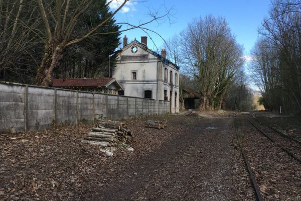 L'ancienne gare de St Phal-Chamoy est située sur le parcours de 10 km