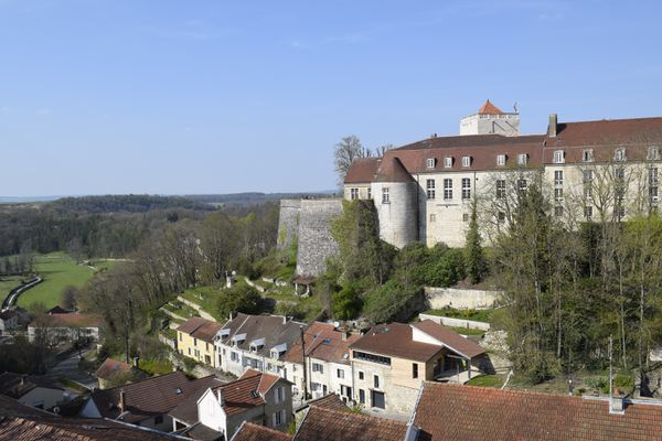Située en hauteur, Chaumont bénéficie d'une vue imprenable sur les forêts alentours.