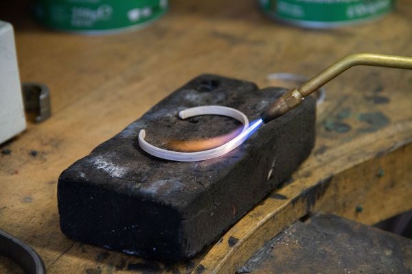 On part d'un lingot brut jusqu'au bijou terminé explique Sarah, joaillière à Reims.